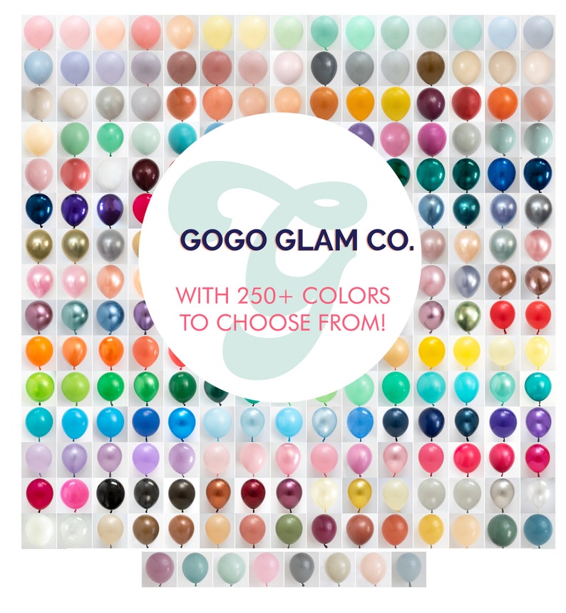 Pu&ograve; includere: Una vasta selezione di oltre 250 colori di palloncini, disposti in file e colonne. I palloncini sono tutti lucidi e metallici, con una variet&agrave; di colori, tra cui oro, argento, rosso, blu, verde e viola. Il testo "GOGO GLAM CO. WITH 250+ COLORS TO CHOOSE FROM!" &egrave; visualizzato al centro dell'immagine.