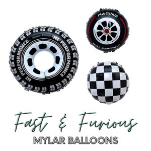 Pu&ograve; includere: Tre palloncini in mylar bianco e nero a tema corse. Un palloncino &egrave; a scacchi, uno &egrave; un pneumatico con il testo "HI PERFORMANCE" e l'altro &egrave; un pneumatico con il testo "RACING WORLDWIDE TEAM".