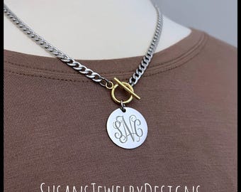 Collar con monograma grabado a láser personalizado, colgante redondo de acero inoxidable plateado y dorado, cierre de palanca, joya con letra inicial de dama de honor.