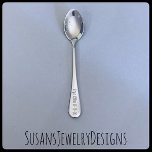 Puede incluir: Una cuchara plateada pulida con un cuenco redondeado y un mango delgado. El mango est&aacute; grabado con el nombre "Bryn Ellen 8-11-20". La cuchara est&aacute; centrada sobre un fondo gris. El texto "SUSANSJEWELRYDESIGNS" est&aacute; en la parte inferior.