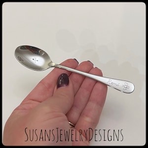 Engraved baby spoon with bee baby shower gift for new mom personalized baby spoon name and date new baby boy or girl unisex stainless steel