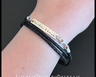 Pulsera de cuero personalizada con sello, mensaje, plata de ley, banda de cuero envolvente, "quédate quieto y sabe", joyería con frase, texto personalizado
