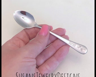 Engraved birth flower baby spoon, name baby shower gift, stainless steel, new mom, floral, personalized gift for mom, christening, unisex