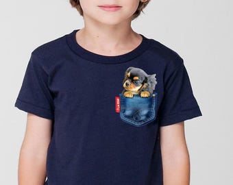 Haustier (Cavalier King Charles Spaniel) in einer Jeanstasche T-Shirts. Kundenspezifisches Hund scherzt T-Shirt, erwachsenes T-Shirt, Spaniel-T-Shirt, lustiges Hundehemd