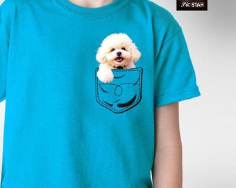 Haustier (Bichon Frise) in einem Taschen-T-Shirts. Bichon Kinder-T-Shirt, Bichon-T-Shirt, lustige Hundeliebhaber-T-Shirts, niedliche Hundet-shirts, Bichon-Liebhaber-T-Stück