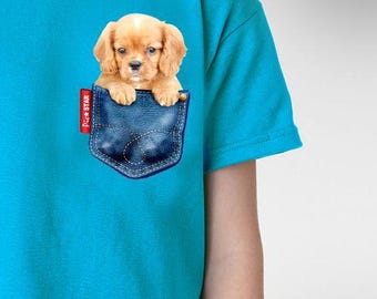 Haustier (Cavalier King Charles Spaniel) in einer Jeanstasche T-Shirts. Kundenspezifisches Hund scherzt T-Shirt, erwachsenes T-Shirt, Spaniel-T-Shirt, lustiges Hundehemd