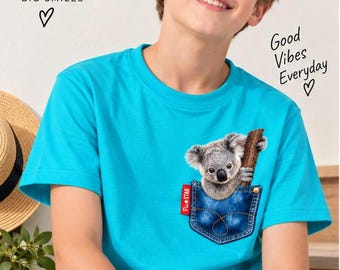 T-Shirts mit Koala-Motiv in der Jeanstasche. Kinder-T-Shirts, Erwachsenen-T-Shirts, lustige Tier-T-Shirts, Koala-T-Shirts, T-Shirts für Koala-Fans, T-Shirts für Tierliebhaber