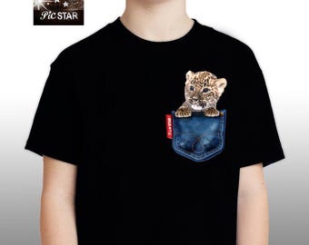 Haustier (Leopard, Gepard) in einer Jeanstasche T-Shirts. Niedliches Leoparden-T-Shirt, T-Shirt für Erwachsene, lustige Leoparden-T-Shirts, Geparden-T-Shirt, KATZENliebhaber-T-Shirt