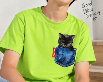 T-Shirt mit schwarzer Katze in der Jeanstasche. Niedliches T-Shirt mit schwarzer Katze, lustiges Katzen-T-Shirt, T-Shirt für Katzenliebhaber.