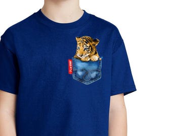 Haustier (Tiger) in einer Jeanstasche T-Shirts. Niedliches Tiger-T-Shirt, T-Shirt für Erwachsene, lustiges Tier-T-Shirt, Tiger-T-Shirt, Tigerliebhaber-T-Shirt
