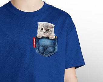 Haustier (Amerikanisch Kurzhaar) ) in einer Jeanstasche T-Shirts. Niedliches Katzen-T-Shirt, lustiges Katzen-T-Shirt, Amerikanisch Kurzhaar-Katzen-T-Shirt, Katzenliebhaber-T-Shirt