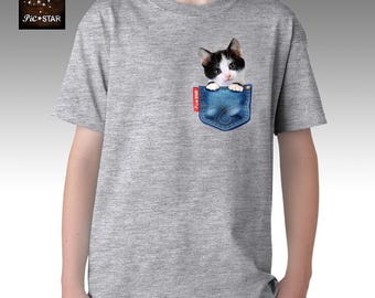Haustier (Smoking Katze) in einer Jeanstasche T-Shirts. Niedliches Katzent-shirt, lustige Katzent-shirts, zweifarbige Katzent-shirt, einzigartiges Designt-stück, Katzenliebhabert-shirt