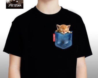Haustier (schlafende Katze) in einer Jeanstasche T-Shirts. Niedliches Kätzchen-Shirt, lustige Katzent-shirts, schlafende Katzent-stück, Katzenliebhaber-T-Shirt, lustige Geschenke.