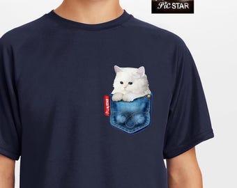 Haustier (weiße Katze) in einer Jeanstasche für T-Shirts. Niedliches Katzent-shirt, lustiges Katzent-shirt, weißes Katzent-shirt, Katzenliebhabert-shirt, Geschenk für Katzenliebhaber