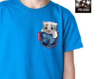 Haustier (Amerikanisch Kurzhaar) ) in einer Jeanstasche T-Shirts. Niedliches Katzen-T-Shirt, lustiges Katzen-T-Shirt, Amerikanisch Kurzhaar-Katzen-T-Shirt, Katzenliebhaber-T-Shirt