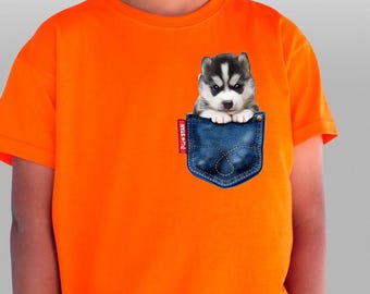 Haustier (husky Hund) in einem Jeanstaschen-T-Shirt. Husky Kinder T-Shirt, T-Shirt für Erwachsene, süße Hunde-T-Shirts, Husky T-Shirt, Hundeliebhaber T-Shirt, einzigartiges Design
