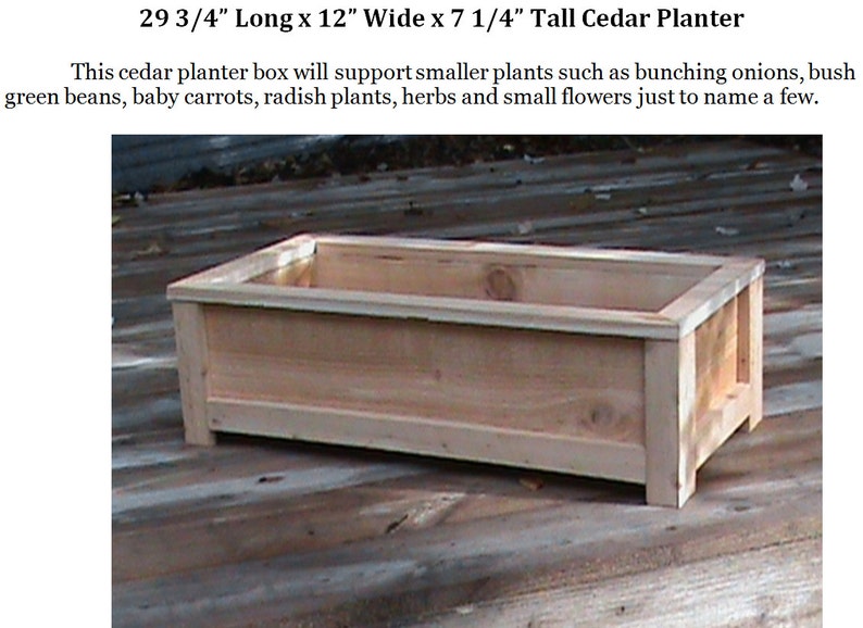 Op de afbeelding: Een cederhouten plantenbak, 75 cm lang, 30 cm breed en 18,5 cm hoog, gemaakt van natuurlijk hout. De plantenbak staat op een houten oppervlak.