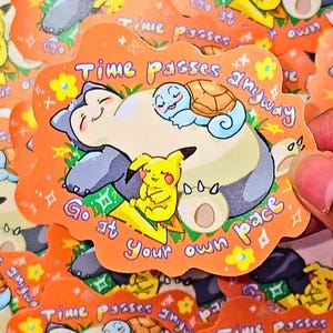 Pegatina de vinilo de Snorlax Pikachu Squirtle con salud mental saludable / El tiempo pasa de todos modos, ve a tu propio ritmo / Neurodivergente / Arte de anime chibi lindo