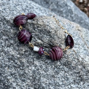 Violet Visions: Purple Swirl Glass Bead Bracelet with Mushroom Charm – Whimsical Handmade Chain Bracelet