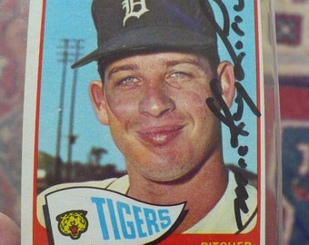 Autographed 1965 Topps 335 Baseball Card (ungraded) - Detroit Tigers - Mickey Lolich