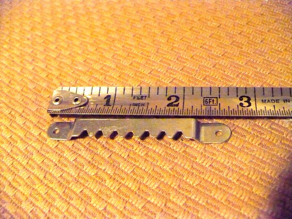 Sawtooth Picture Hangers with Nails  -  Approx. 490 pieces