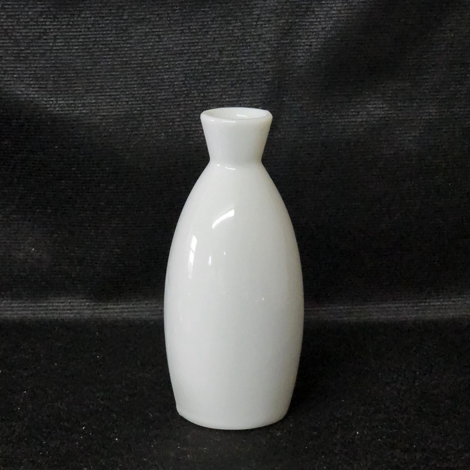 ヴィンテージの日本製白磁の酒器 - 花瓶としても使えます 高さ5インチ