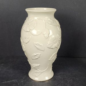 ホワイトエンボス花瓶 陶器製 レノックス アメリカン バイ デザイン 10インチ エンボス加工 3D