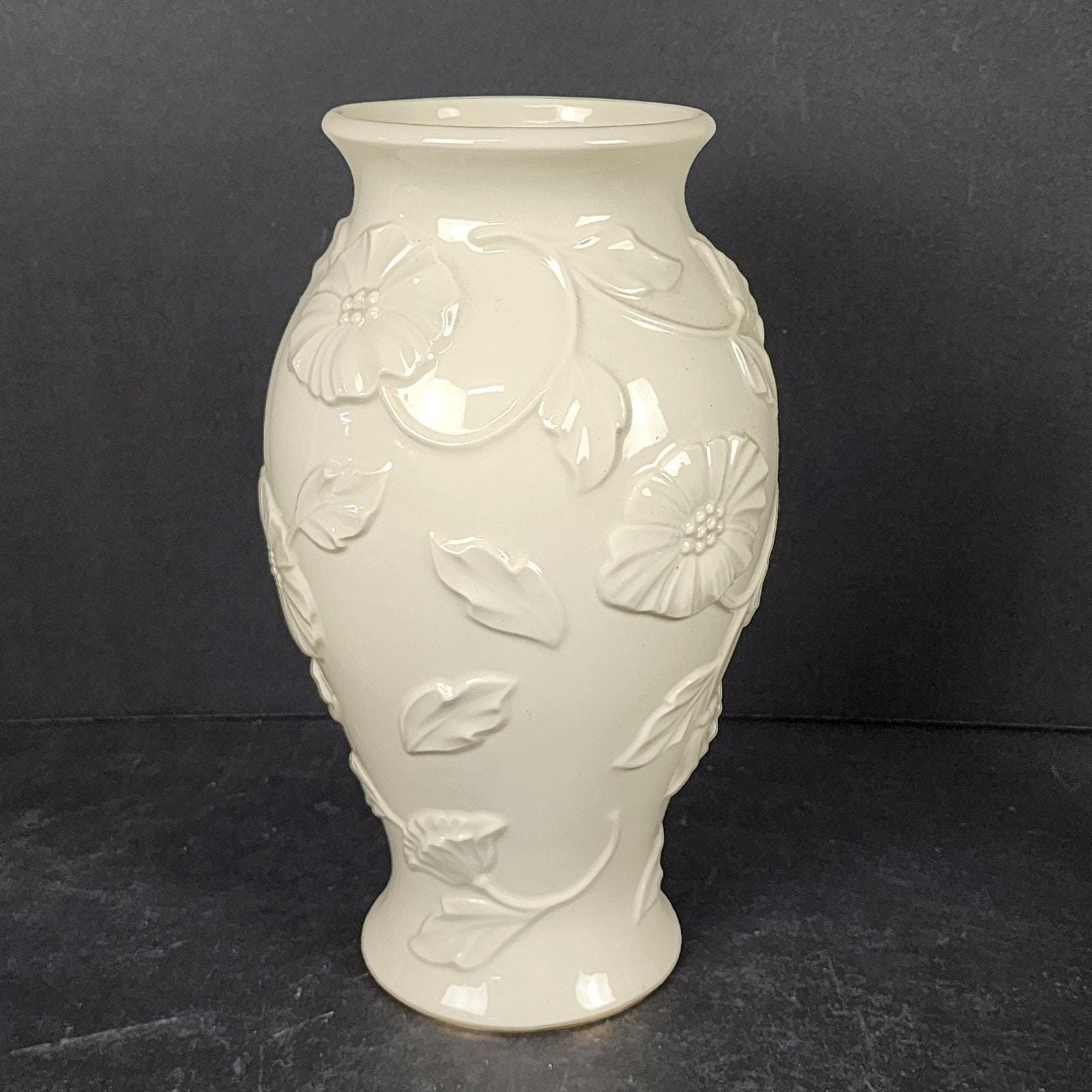 ホワイト エンボス花柄 花瓶 レノックス アメリカン バイ デザイン 10インチ エンボス加工 3D