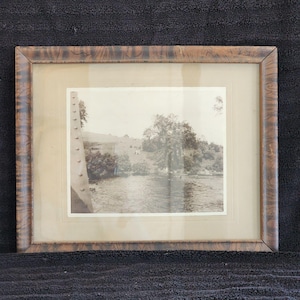 Ingelijste antieke foto van een melkkoeweide vanaf een brug - New England