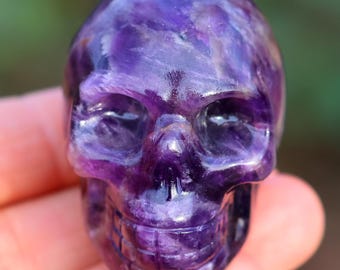 Cráneo tallado en amatista natural de 2 pulgadas, tallado en cristal de cuarzo, estatua de calavera, estatua de calavera de amatista, figura de calavera, regalo de calavera de cristal (1 pieza)