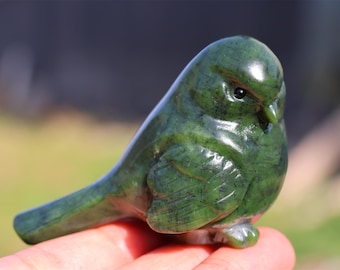 彫刻された翡翠の鳥：天然石クリスタルの置物（2.6インチ） - Etsy 日本