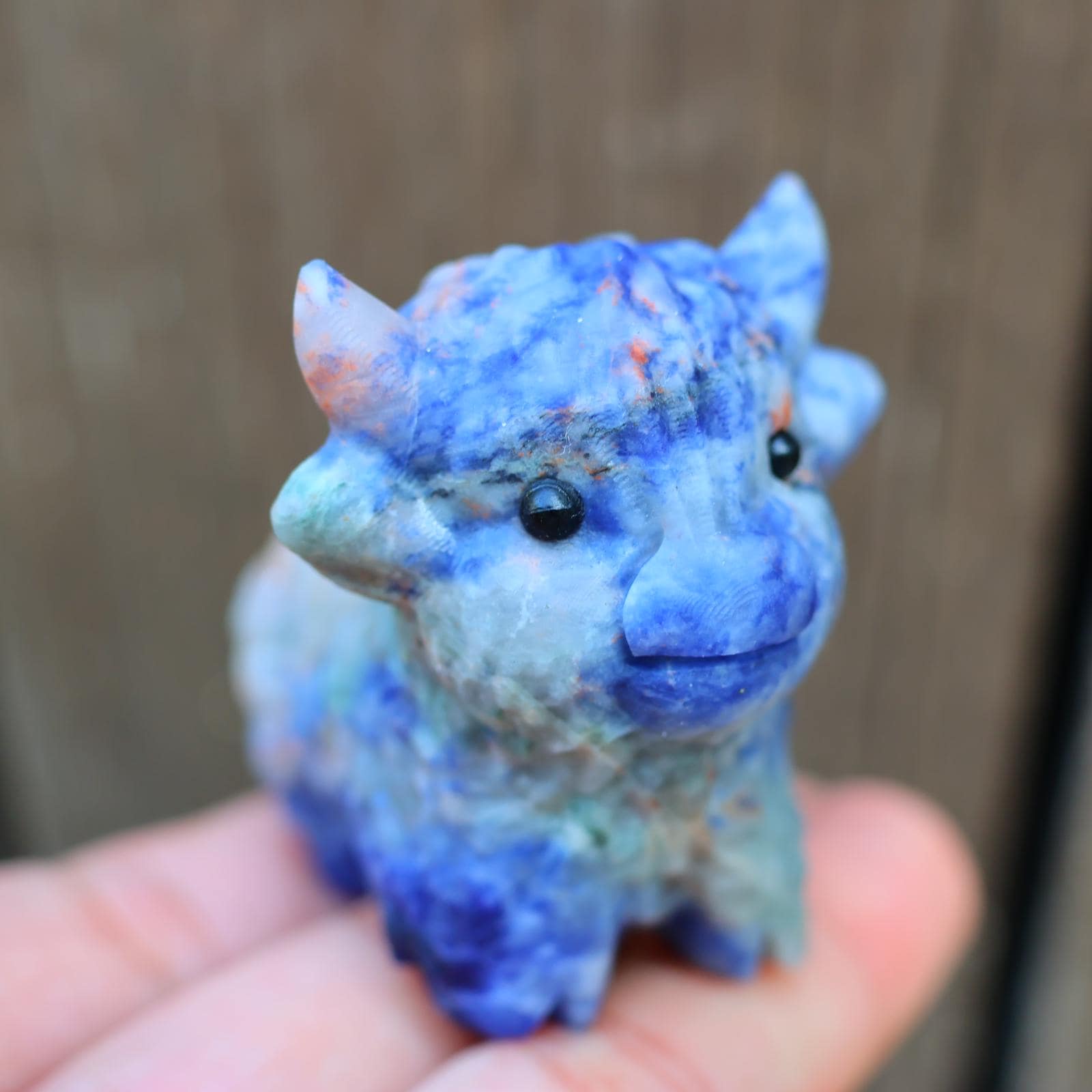 ソーダライト牛置物 2インチの天然ソーダライト彫刻ハイランド牛、水晶