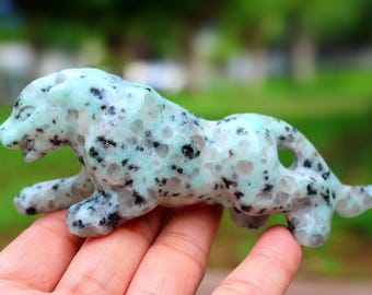Estatua de leopardo tallada en jade kiwi natural de 4,8 pulgadas, talla de cristal de cuarzo, leopardo