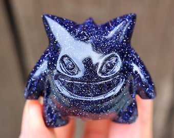 Gengar intagliato in sabbia blu oro da 2 pollici, scultura in cristallo di quarzo, statua di Gengar, Gengar di cristallo 1 pezzo