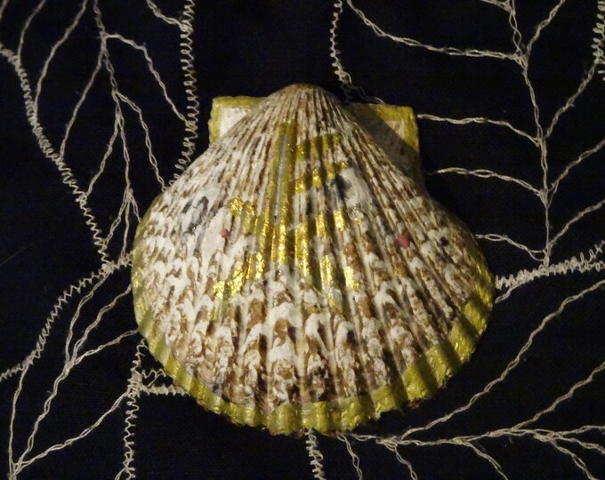 Runic Prosperity Shell Pendant 8