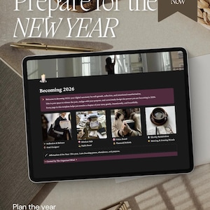 Könnte beinhalten: Ein digitales Tablet zeigt eine Webseite mit dem Titel "Becoming 2026" mit dunklem Thema und burgunderfarbenen Akzenten. Die Seite enthält Bilder und Text über Selbstwachstum und Planung. Die Worte "Prepare for the NEW YEAR" stehen oben.
