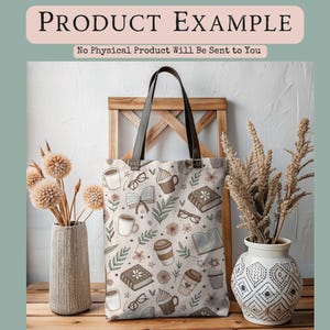 K&ouml;nnte beinhalten: Eine beigefarbene Einkaufstasche mit einem braunen Ledergriff und einem Muster aus B&uuml;chern, Kaffeetassen, Brillen und Blumen. Die Tasche steht auf einem Holztisch mit einer Vase mit Trockenblumen auf jeder Seite.