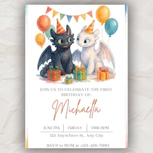 Puede incluir: Una invitación de cumpleaños en acuarela con dos dragones de dibujos animados, uno negro y otro blanco, con gorros de fiesta. Globos de colores y cajas de regalo decoran la parte superior. El texto dice: "Únete a nosotros para celebrar el primer cumpleaños de: Michaella".
