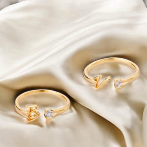 Regalo de dama de honor personalizado - Anillo con inicial ajustable - Joyas de propuesta de dama de honor personalizadas - Anillo con letra delicada - Idea de regalo para dama de honor