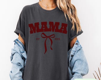 Mama Est. T-shirt 2025: kledingstukgeverfd katoenen T-shirt, cadeau nieuwe moeder
