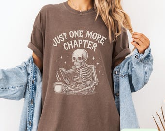 Camiseta de lectura de esqueleto de la temporada espeluznante: Camiseta de ratón de biblioteca de colores cómodos