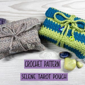Puede incluir: Dos bolsas de crochet, una en gris claro y la otra en un patrón de rayas verde azulado y verde. Ambas bolsas están atadas con una cinta y tienen un amuleto de flor de crochet. El texto "CROCHET PATTERN SELENE TAROT POUCH" se muestra debajo de las bolsas.