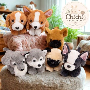 Peut inclure: Plusieurs peluches de chiens représentant différentes races, dont un corgi, un husky, un bouledogue français et un schnauzer. Les jouets sont bruns, gris et noirs avec des détails blancs. Le texte "Chichi Stitch Co." est visible.