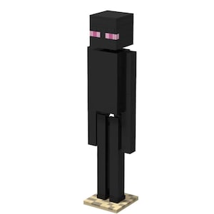 Könnte beinhalten: Eine schwarze Figur mit rosa Augen und einem klobigen Design. Die Figur steht auf einer braunen und beigefarbenen Plattform.