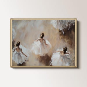 Könnte beinhalten: Ein Gemälde mit vier Ballerinas in weißen Tüllröcken, die auf einer hellbraunen Bühne tanzen. Die Ballerinas sind alle mit dem Rücken zum Betrachter gewandt, und ihre Bewegungen sind dynamisch und anmutig festgehalten.