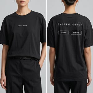 Può includere: T-shirt nero con la scritta "SYSTEM ERROR" stampata in bianco sul davanti e sul retro. La parte posteriore della maglietta presenta anche i pulsanti "RETRY" e "IGNORE". La maglietta è uno stile casual e unisex.