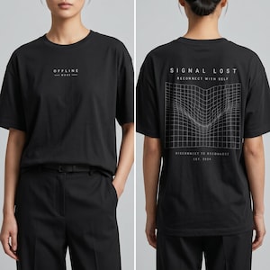 Op de afbeelding: Zwart T-shirt met de tekst "OFFLINE - MODE -" op de voorkant. De achterkant van het shirt heeft een rasterafbeelding en de tekst "SIGNAL LOST RECONNECT WITH SELF DISCONNECT TO RECONNECT EST. 2024."