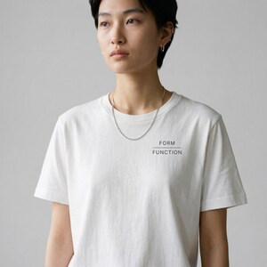 Minimalistische Form-Funktion T-Shirt, Ästhetische Typografie T-Shirt, Sauberes Minimal Shirt, Unisex Bella Canvas 3001, Modernes einfaches T-Shirt