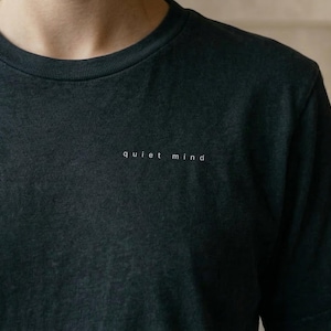 静かな心のミニマリストシャツ、マイクロテキスト美的Tシャツ、穏やかな心のTシャツ、マインドフルネスミニマルTシャツ、シンプルなタイポグラフィシャツ、ベラキャンバス