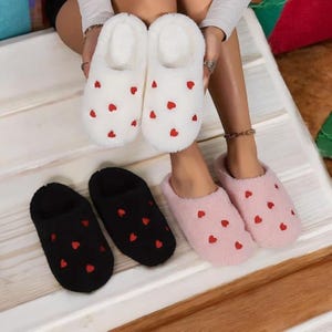 女性用快適な室内スリッパ - ハートデザイン、暖かくふわふわの滑り止め付きハウススリッパ - 彼女へのギフト、バレンタインデーの冬の快適さ